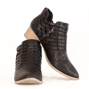 Stylish Lauren Conrad Woven Tanzanite Black Heeled Booties, Size 7